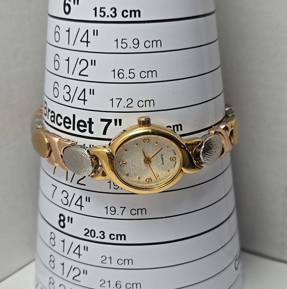 Womens Vintage Avon Gold Rose Silver Tone Diamond Watch F20808 New Battery - Picture 6 of 9